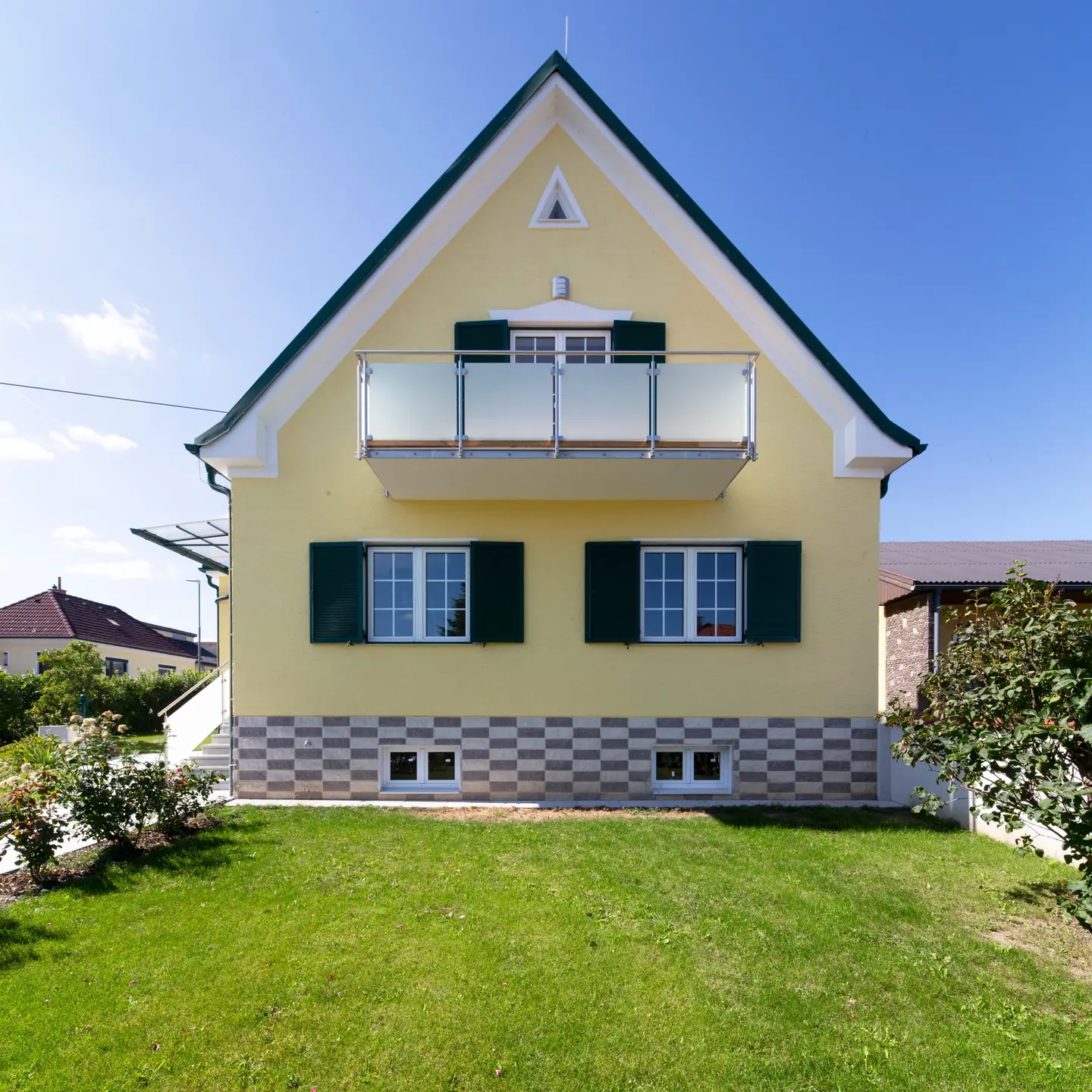 Frisch saniert Familienwohnung mit großem Garten