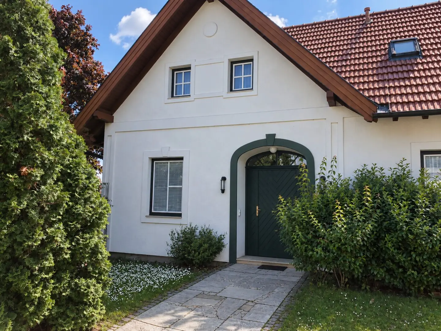 Rare opportunity in Gols: Spacious estate on 1,565 m² plot with subdivision possibility