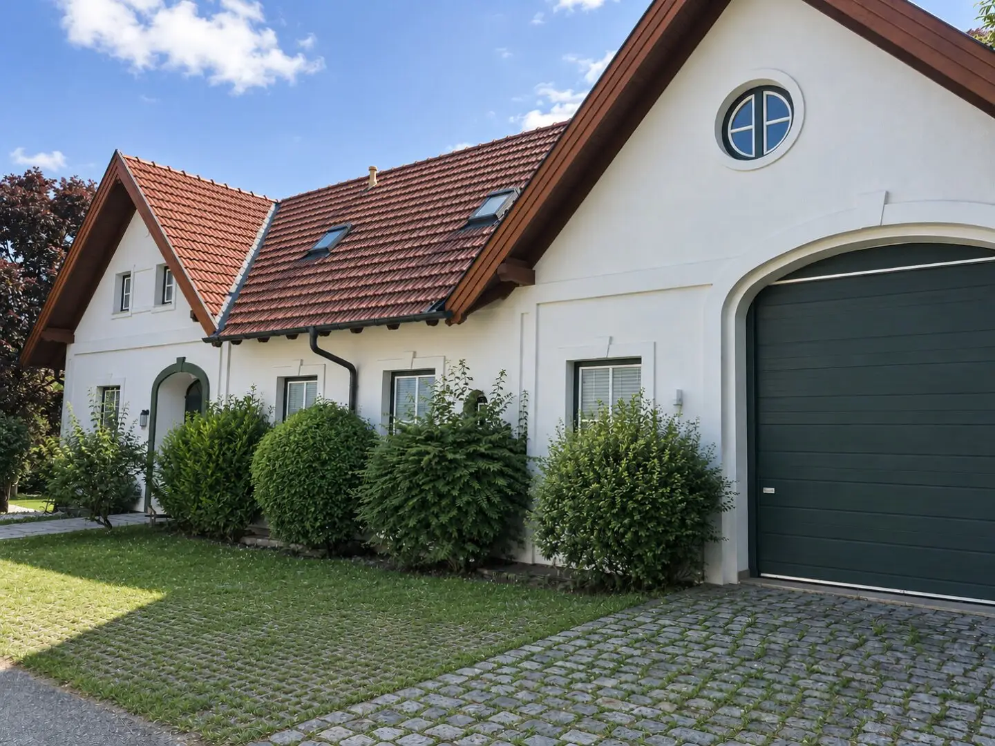 Rare opportunity in Gols: Spacious estate on 1,565 m² plot with subdivision possibility