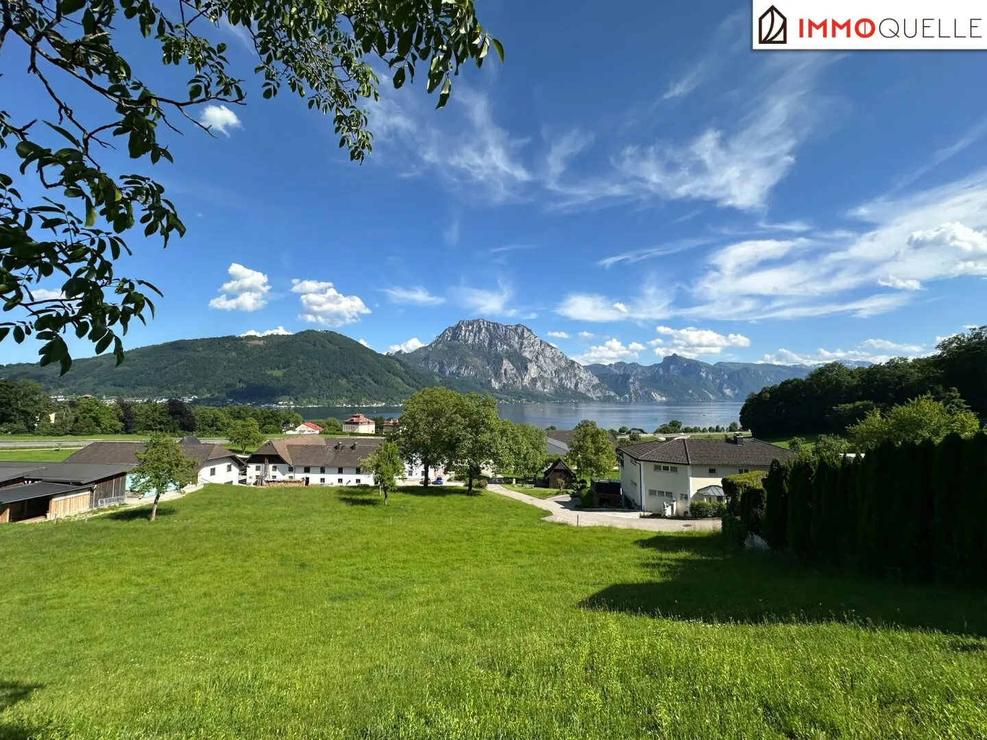 Wo der Traunsee zum täglichen Panorama wird - Außergewöhnliches Baugrundstück in Altmünster mit freiem See- und Bergblick, Süd-Ost-Hanglage und nur rund 350 Metern Entfernung zum Traunsee