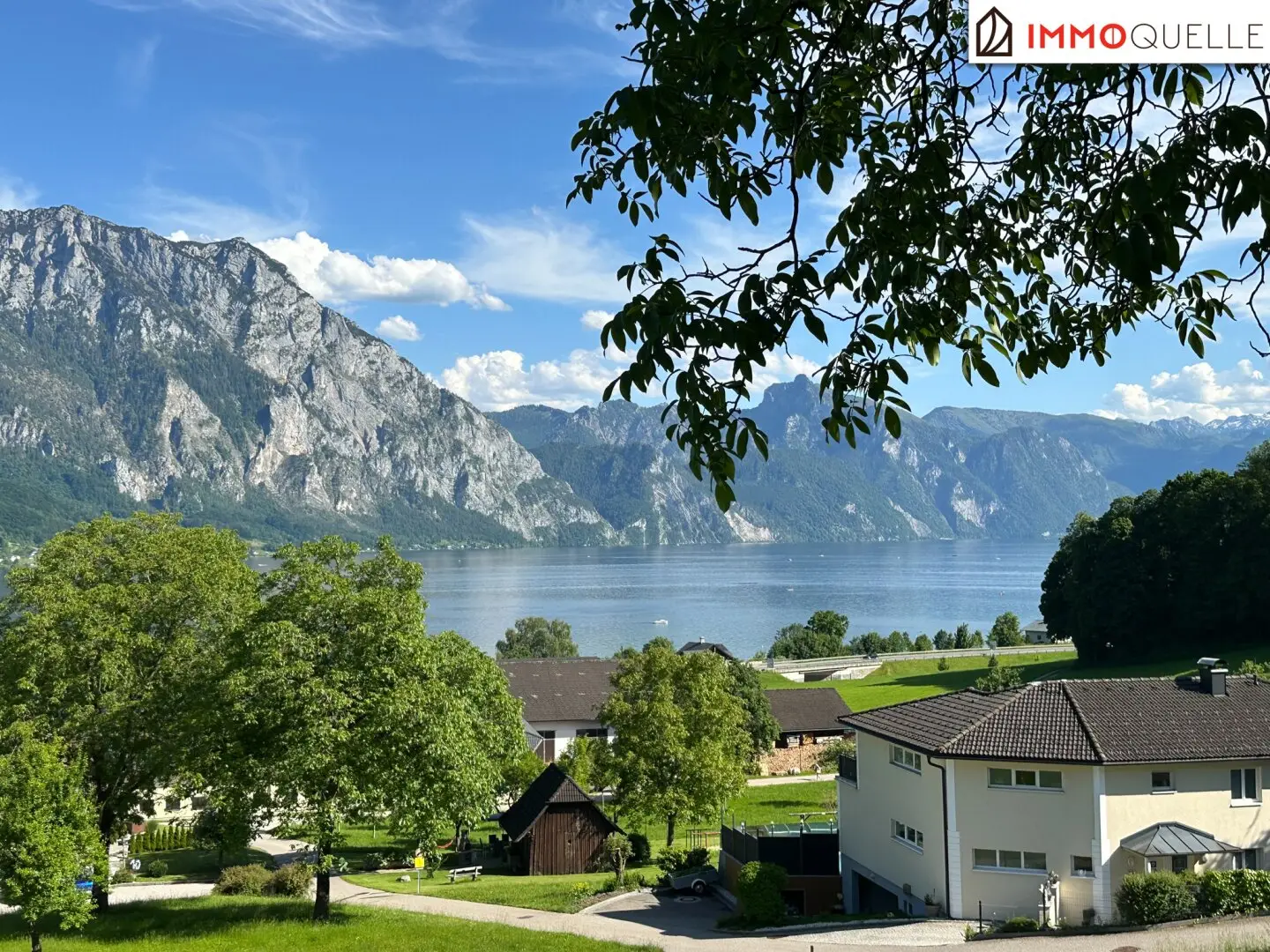 Wo der Traunsee zum täglichen Panorama wird - Außergewöhnliches Baugrundstück in Altmünster mit freiem See- und Bergblick, Süd-Ost-Hanglage und nur rund 350 Metern Entfernung zum Traunsee