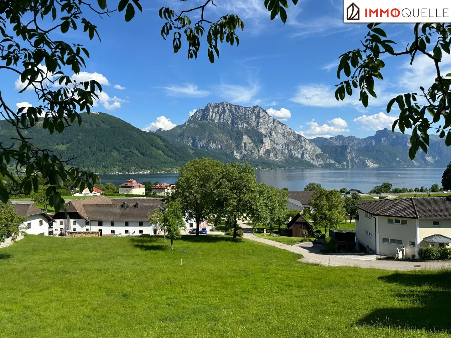 Wo der Traunsee zum täglichen Panorama wird - Außergewöhnliches Baugrundstück in Altmünster mit freiem See- und Bergblick, Süd-Ost-Hanglage und nur rund 350 Metern Entfernung zum Traunsee