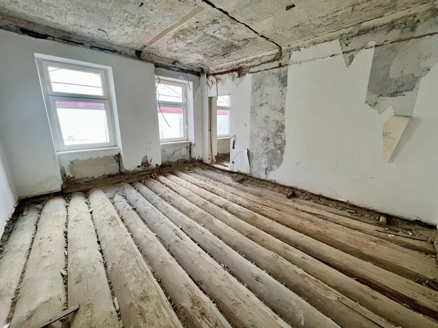 Completely gutted 2.5-room apartment with 2 separately accessible rooms and great design potential
