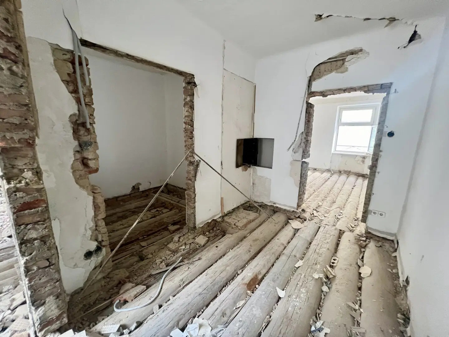 Completely gutted 2.5-room apartment with 2 separately accessible rooms and great design potential