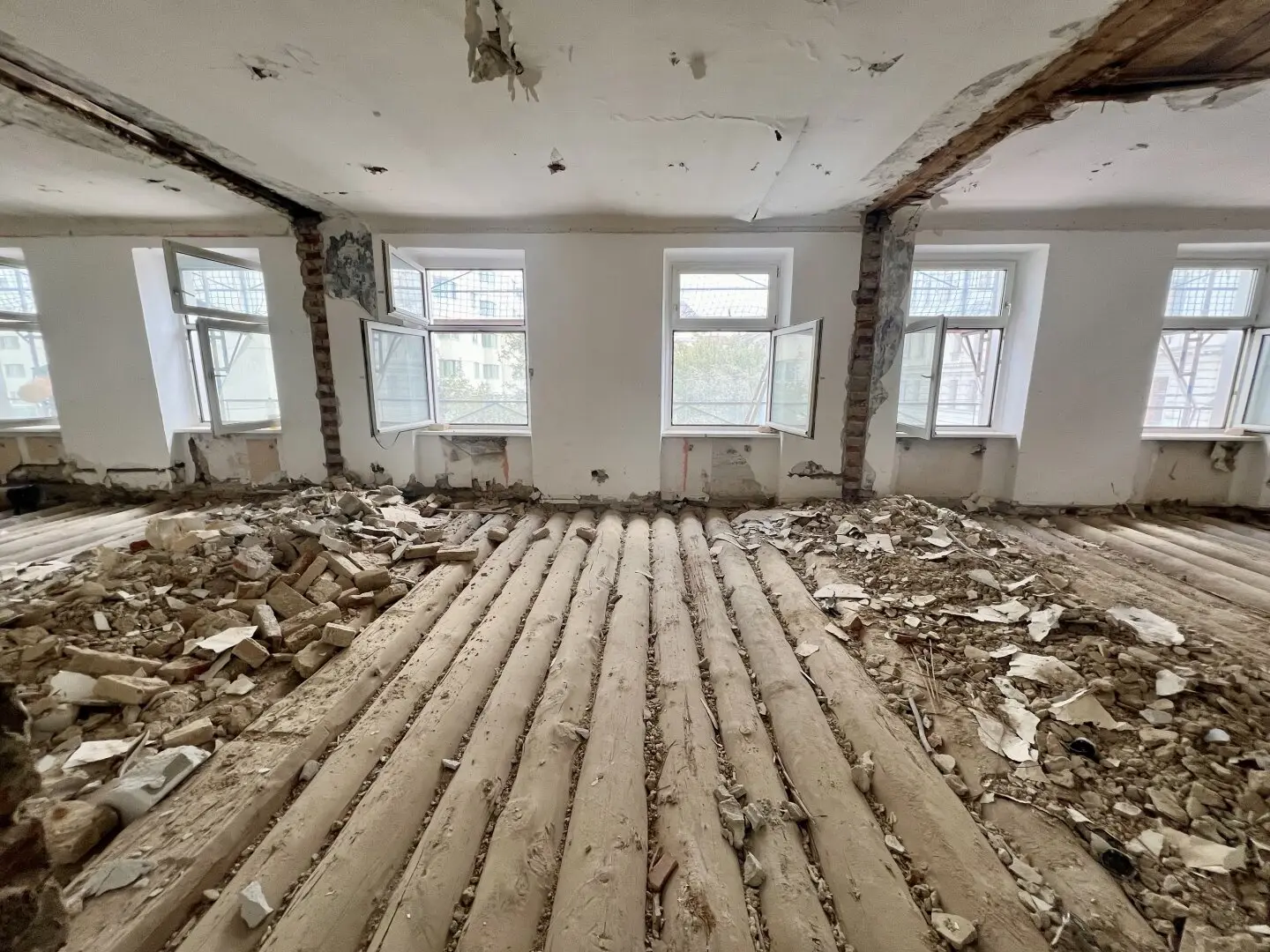 Schnäppchen! Entkernte 2,5-Zimmer-Wohnung mit 2 separat begehbaren Zimmern und großem Gestaltungspotenzial!