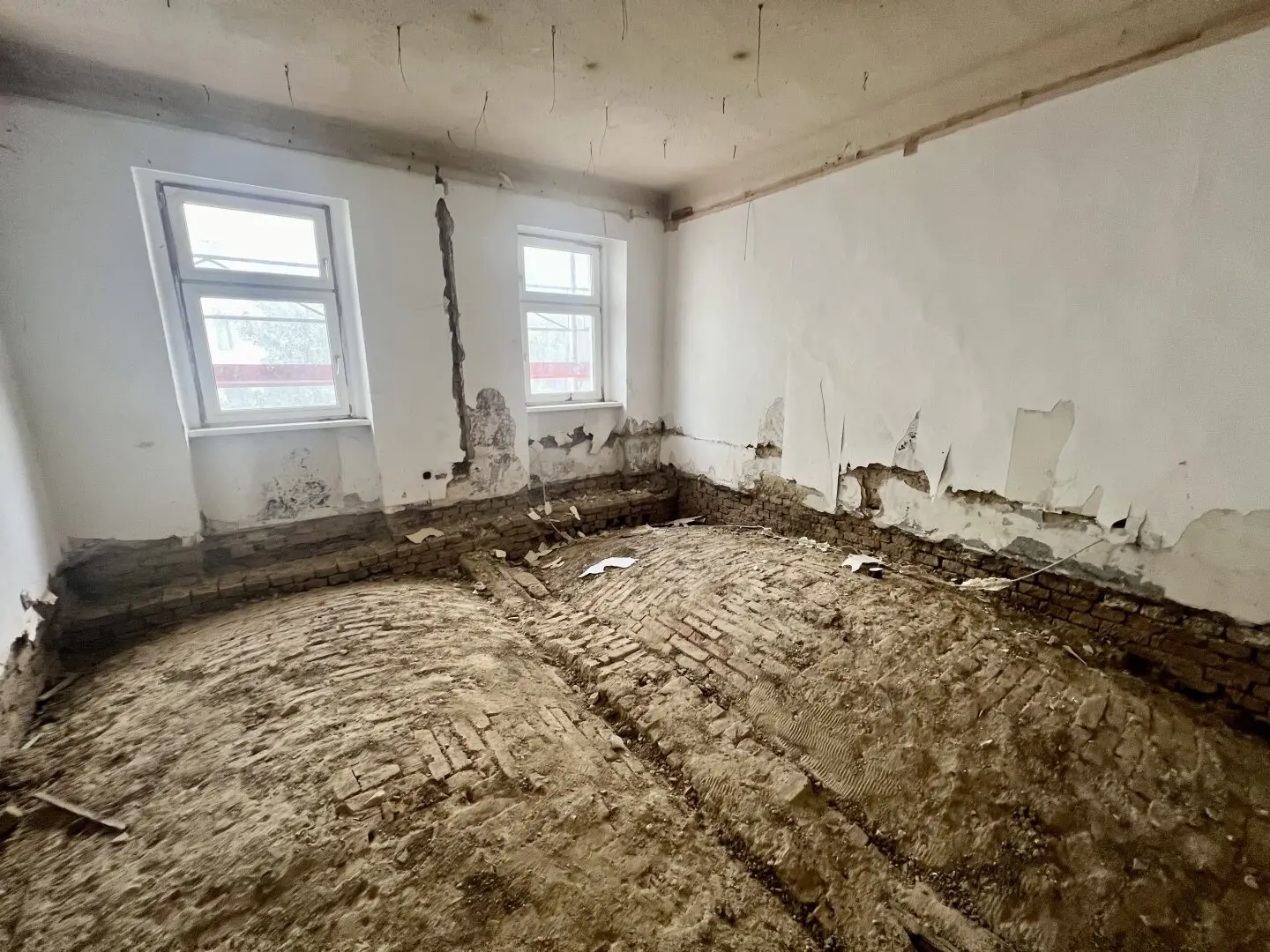 Schnäppchen! Entkernte 2,5-Zimmer-Wohnung mit 2 separat begehbaren Zimmern und großem Gestaltungspotenzial!