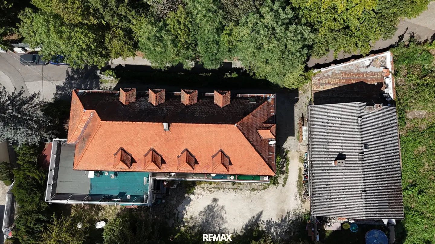 One property, two buildings – versatile possibilities: Stately guesthouse and residential house near Lake Wörthersee in Krumpendorf