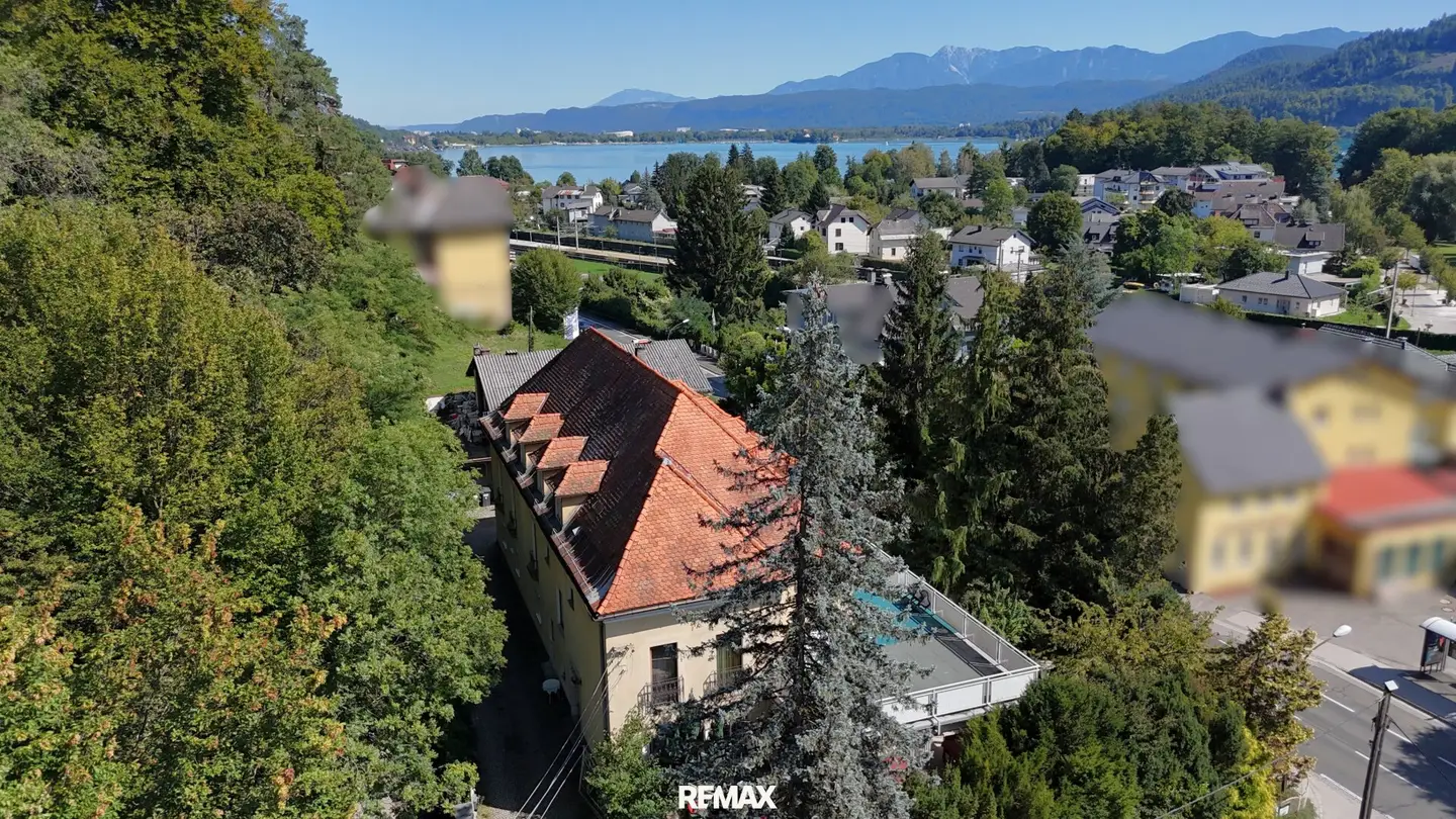 One property, two buildings – versatile possibilities: Stately guesthouse and residential house near Lake Wörthersee in Krumpendorf