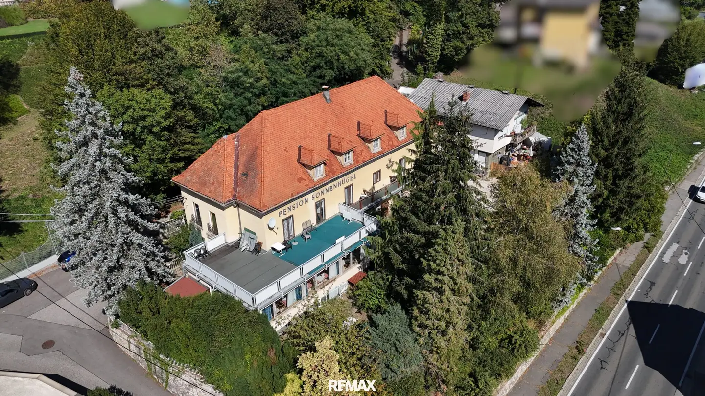 One property, two buildings – versatile possibilities: Stately guesthouse and residential house near Lake Wörthersee in Krumpendorf