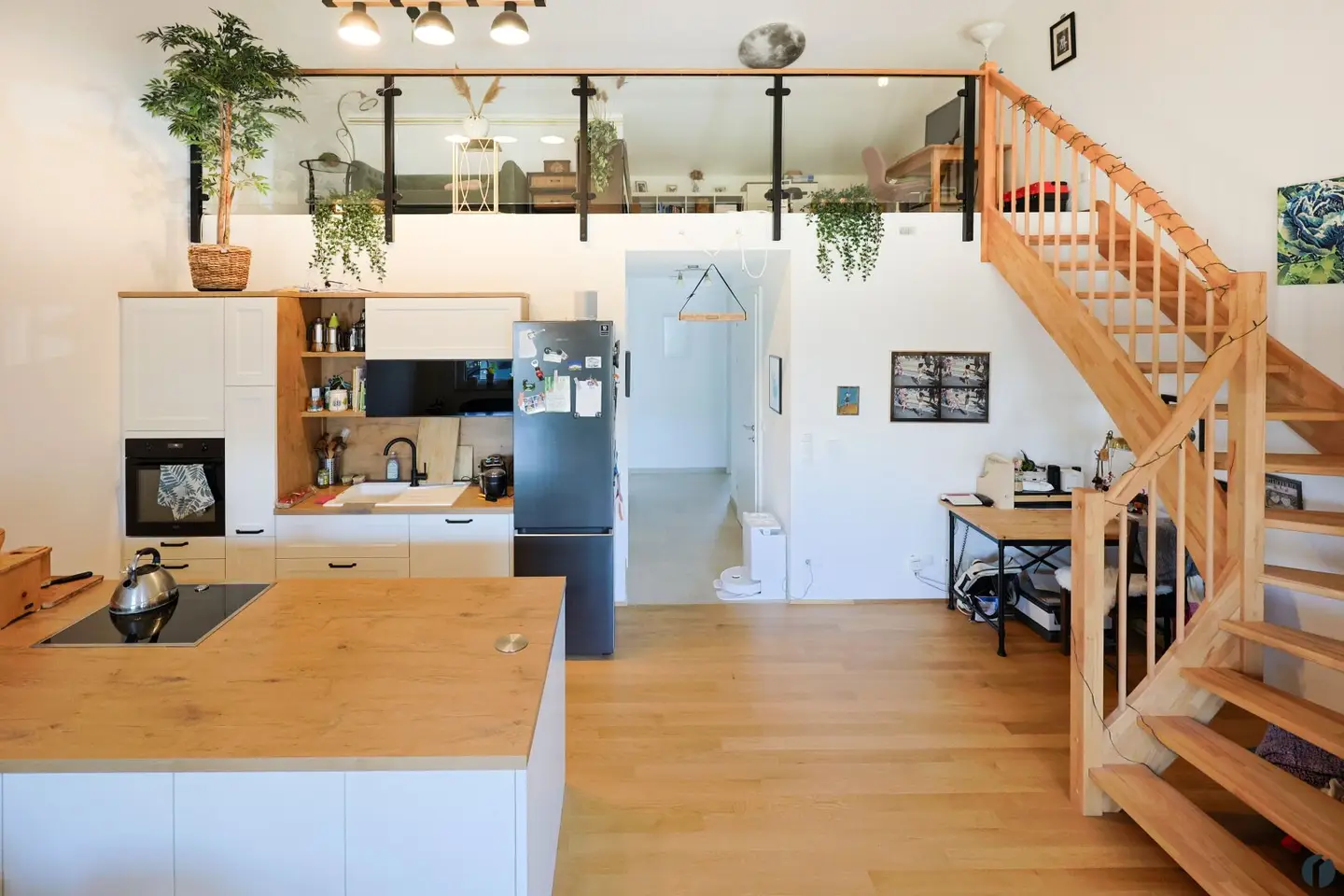Living with Wide View – exceptional attic apartment with gallery and balcony in Pixendorf