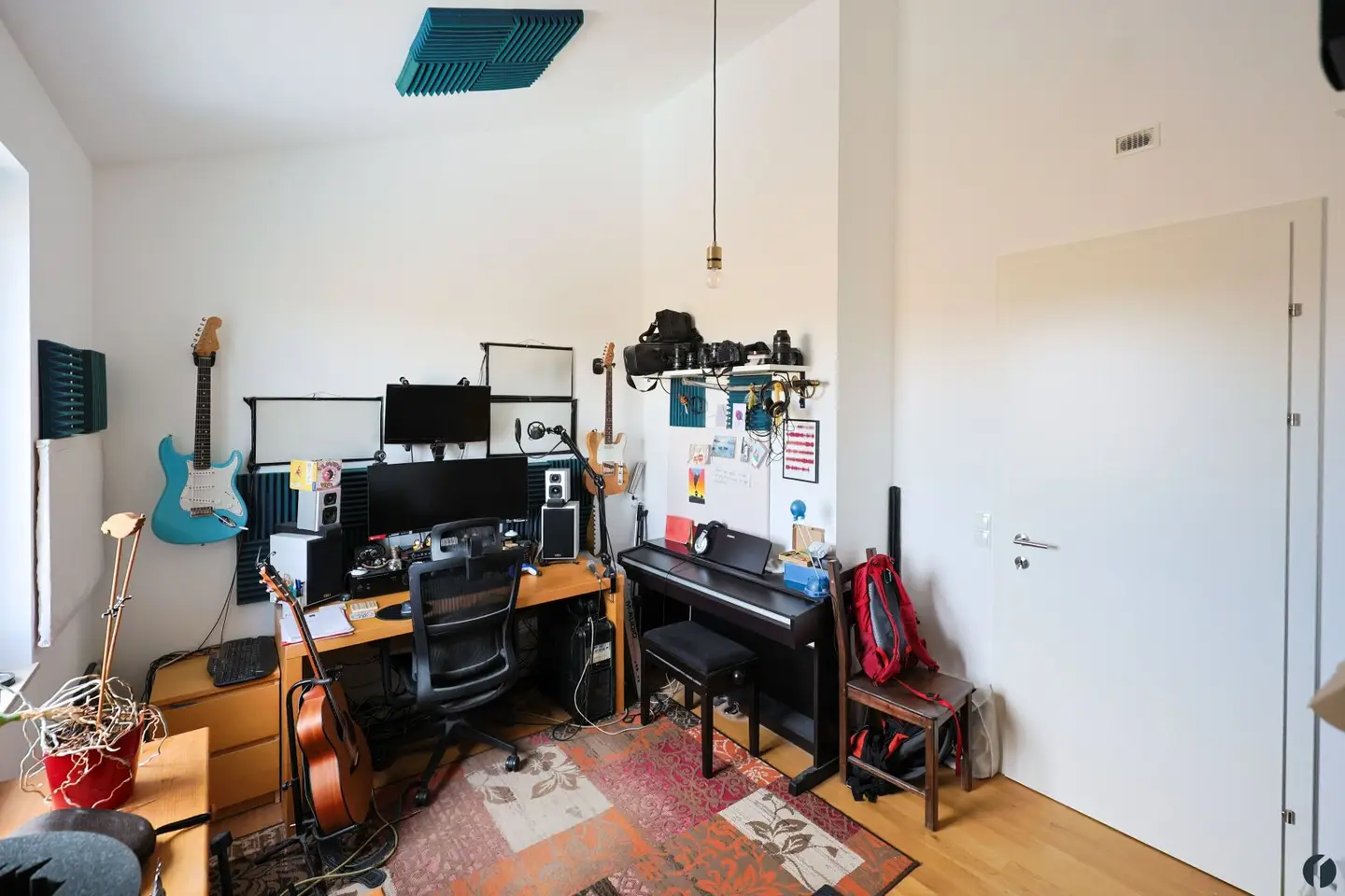 Living with Wide View – exceptional attic apartment with gallery and balcony in Pixendorf