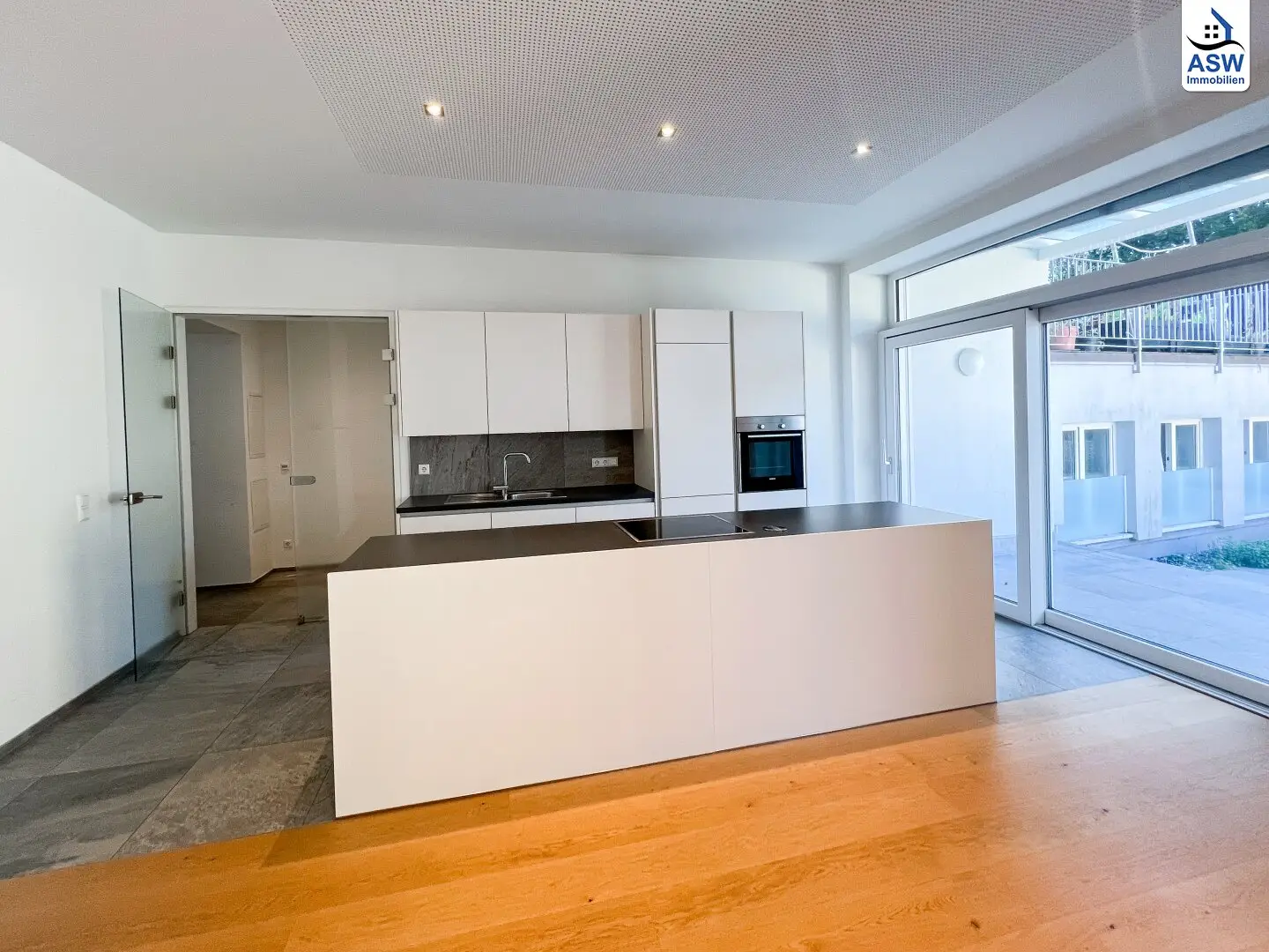 Zentrale Lage: Modern-sanierte ca. 77 m2 Altbauwohnung 2-Räume mit Terrasse in der Hauptstraße
