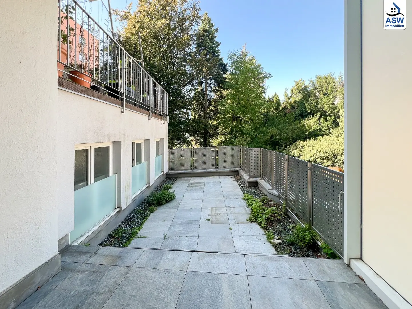 Central location: Modernly renovated approx. 77 m² period 2-room apartment with terrace in Hauptstraße