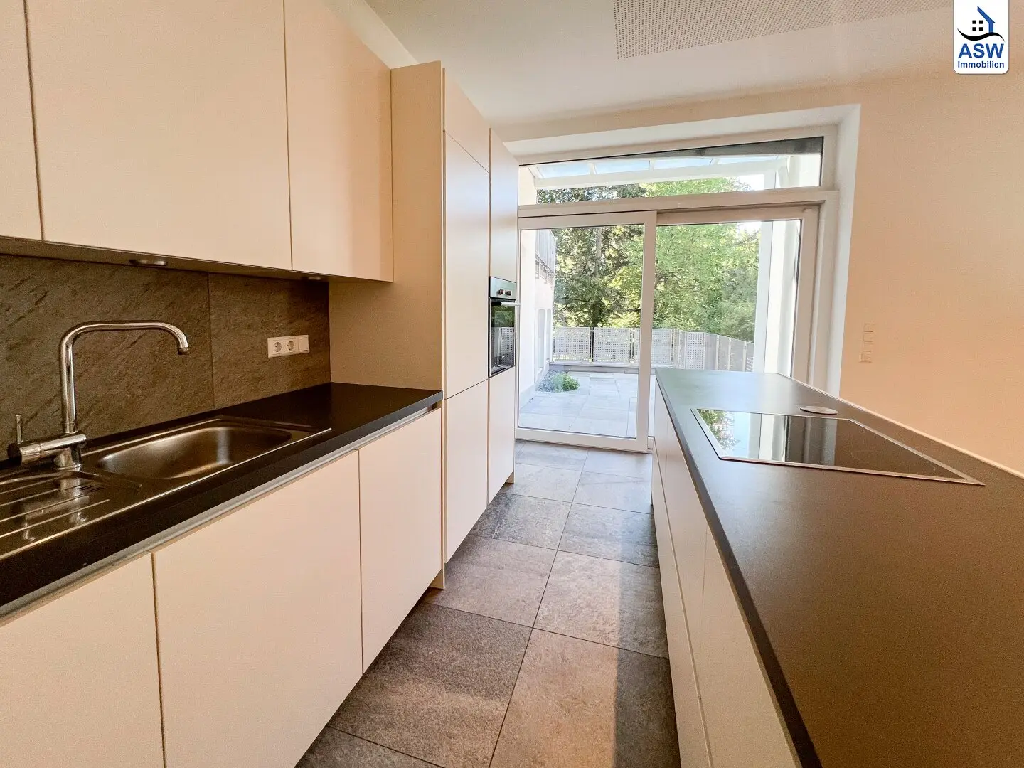 Central location: Modernly renovated approx. 77 m² period 2-room apartment with terrace in Hauptstraße