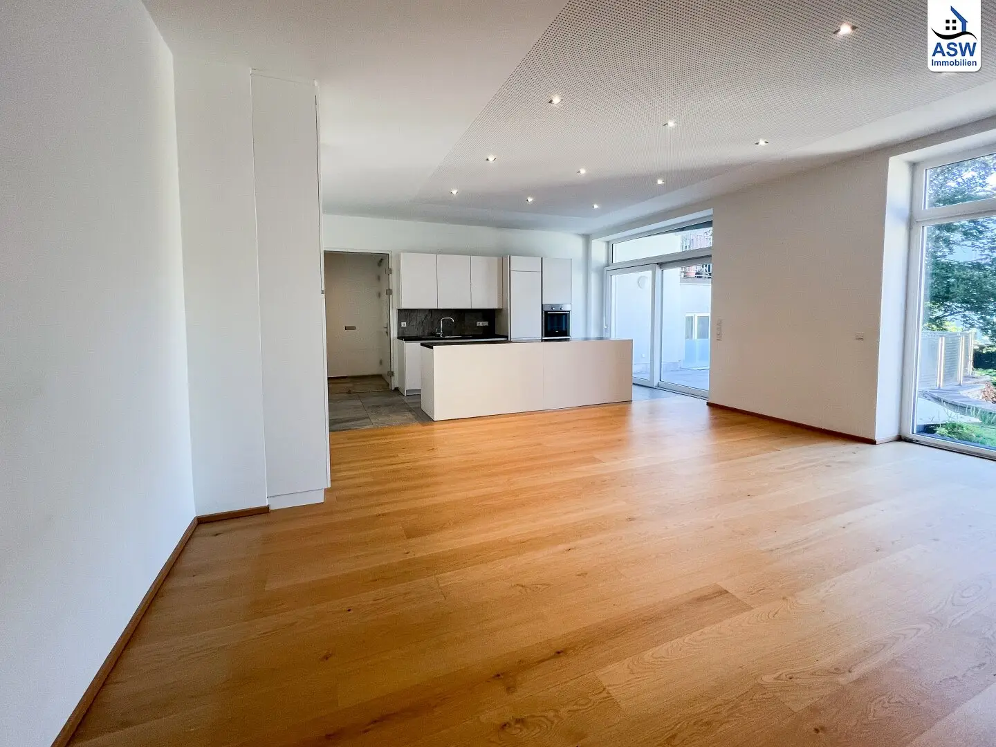 Zentrale Lage: Modern-sanierte ca. 77 m2 Altbauwohnung 2-Räume mit Terrasse in der Hauptstraße