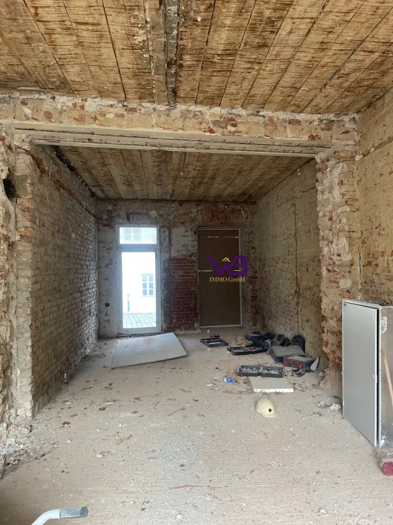 1190 Vienna, tenement building completely vacant, gutted