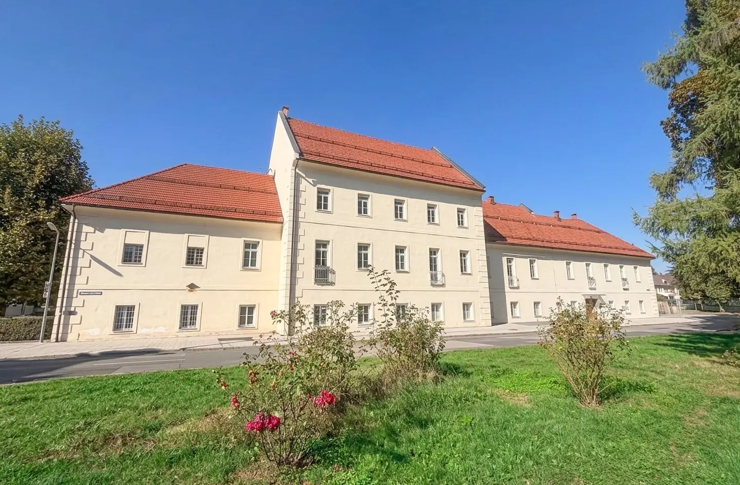 Top modernized office premises with representative flair in Palais Henselhof