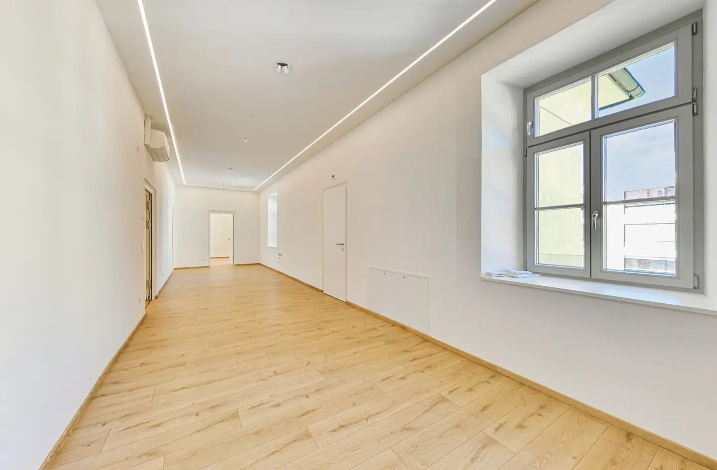 Top modernized office premises with representative flair in Palais Henselhof