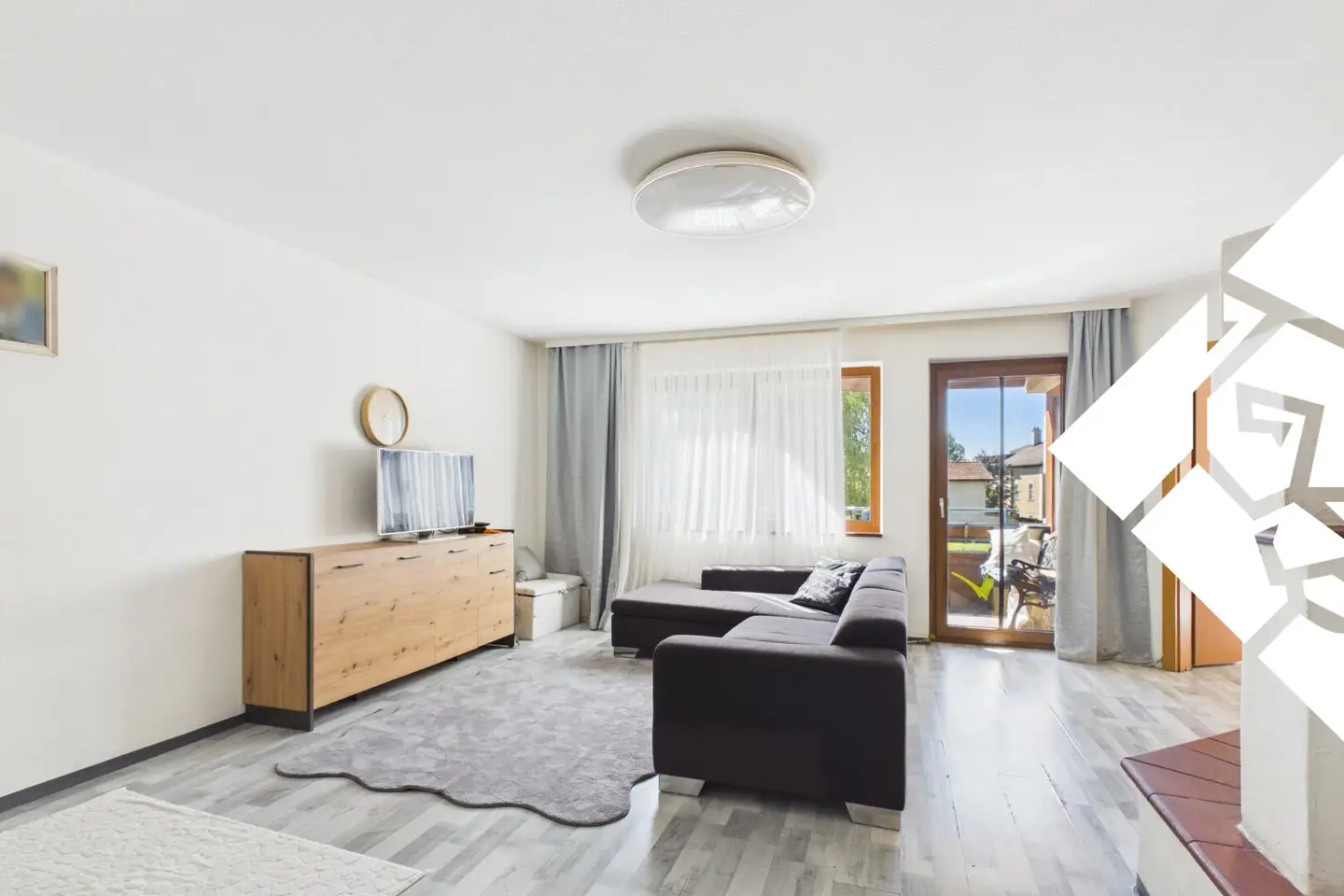 Cosiness meets potential: Apartment in central location with tiled stove for sale