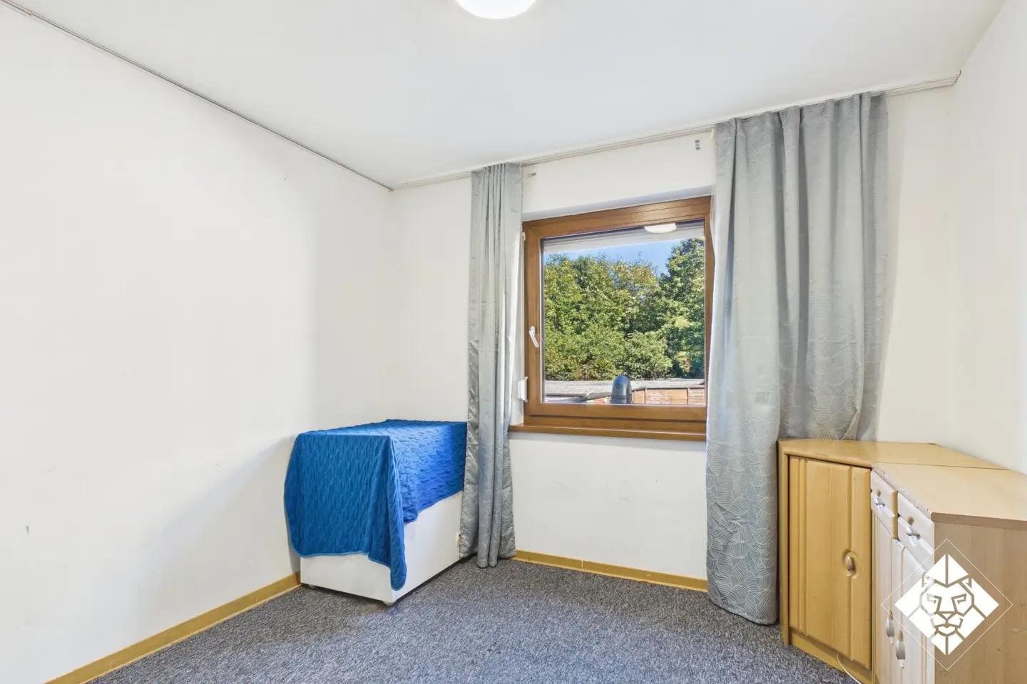 Cosiness meets potential: Apartment in central location with tiled stove for sale