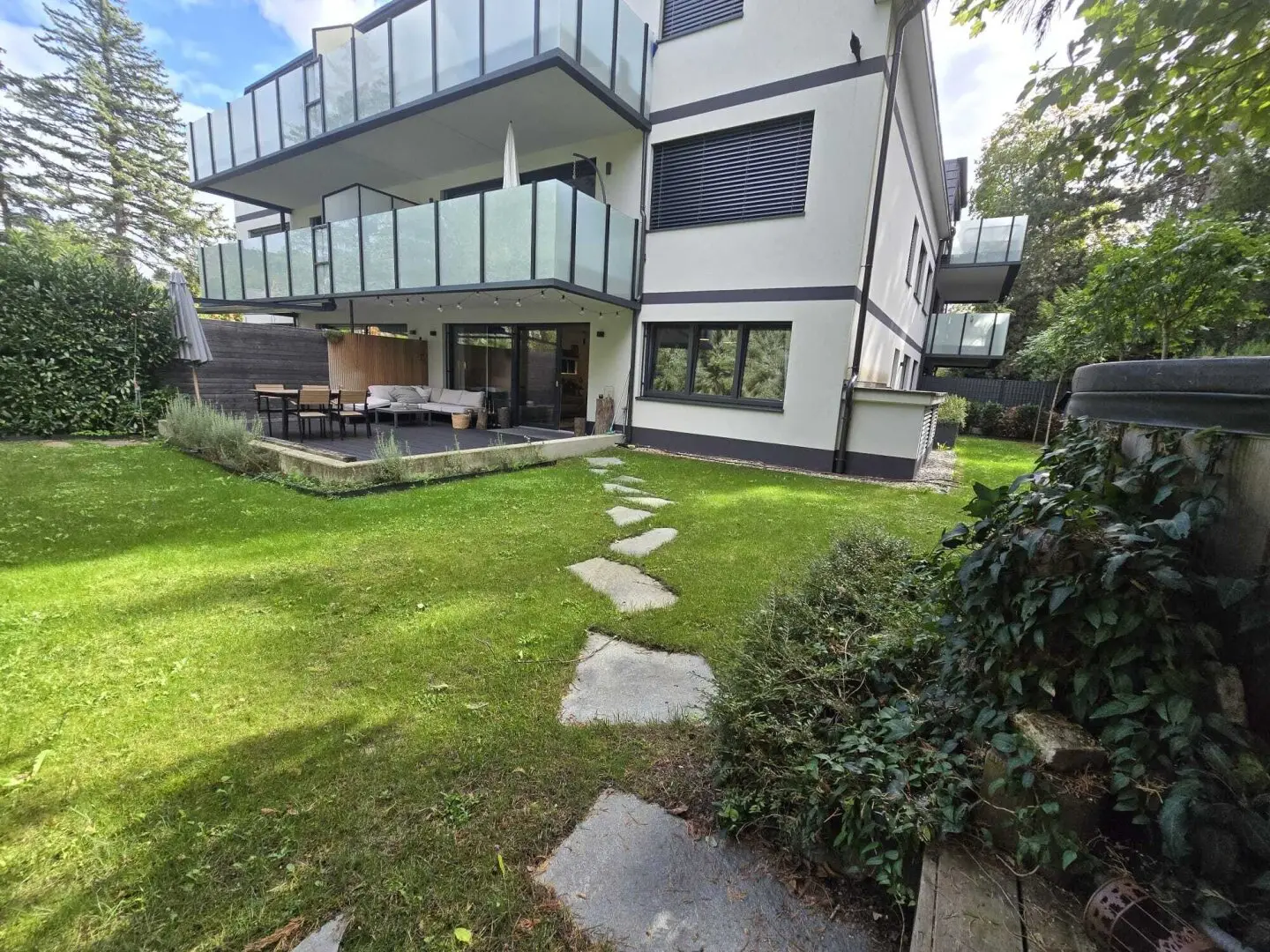 The Feeling of Your Own House: Barrier-free 4-Room Luxury Garden Apartment with 400 m² Private Oasis in Vienna Penzing