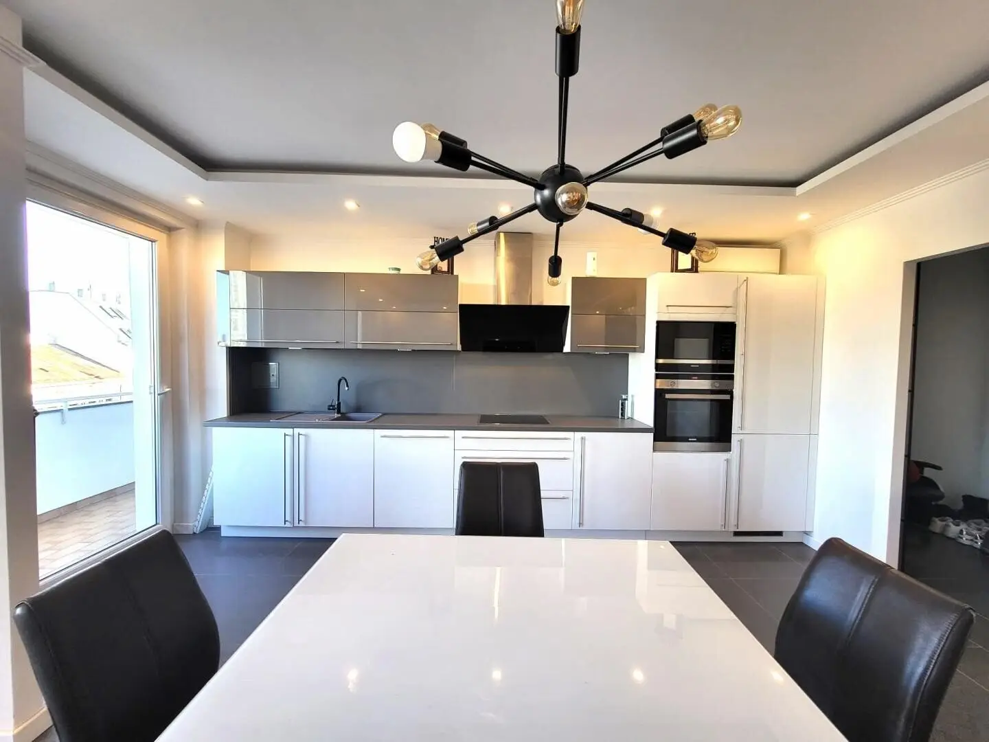 TOP LAGE MIT TOP AUSSTATTUNG + NÄHE HAUPTBAHNHOF UND FUSSGÄNGERZONE + BALKON + 3 ZIMMER ++