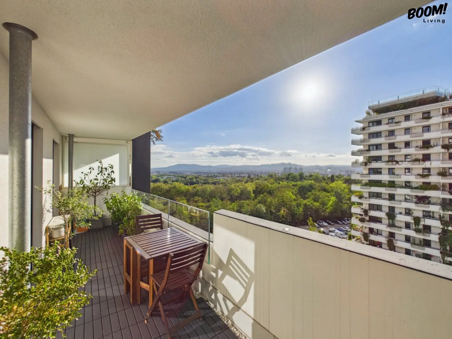 Modern living with distant view – 3-room apartment with 15 m² balcony, pool and view of greenery