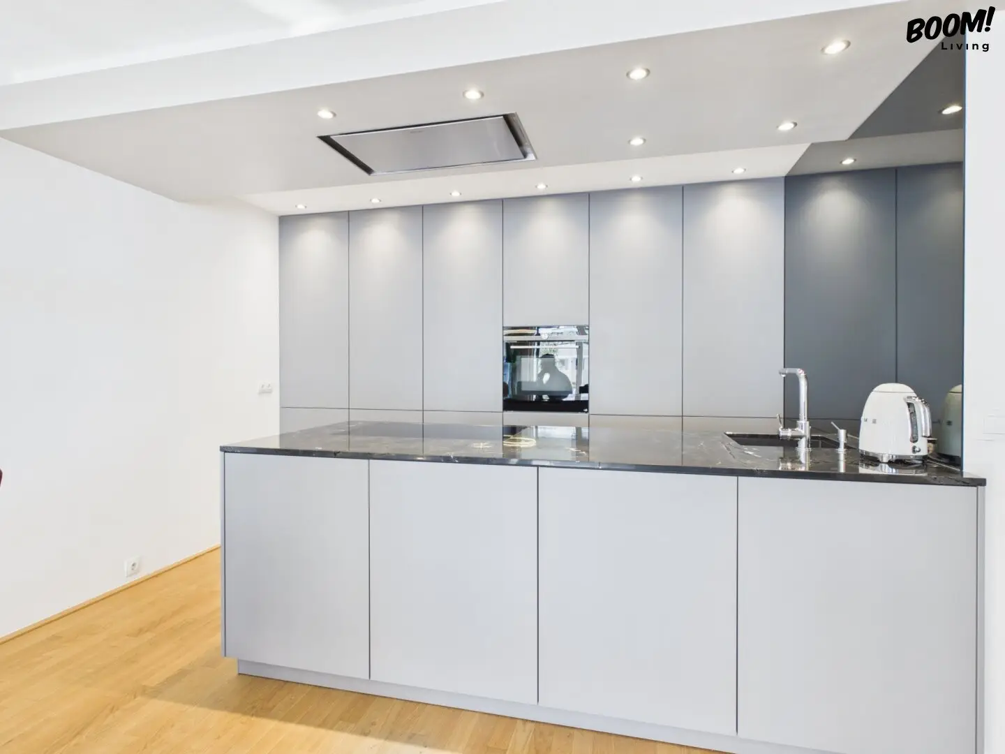 Modern living with distant view – 3-room apartment with 15 m² balcony, pool and view of greenery