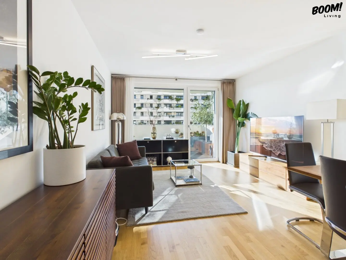 Modern living with distant view – 3-room apartment with 15 m² balcony, pool and view of greenery