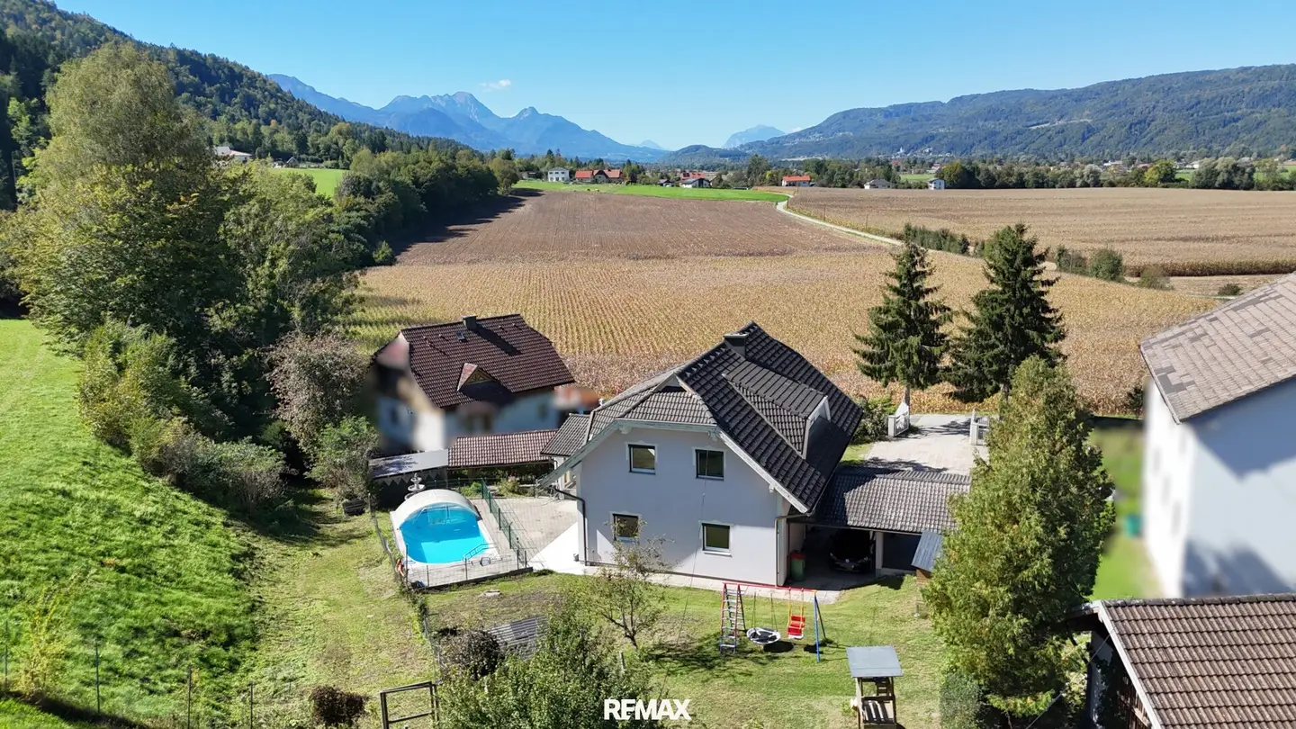 Spacious living with plenty of open space, single-family house on a spacious plot in Dornach