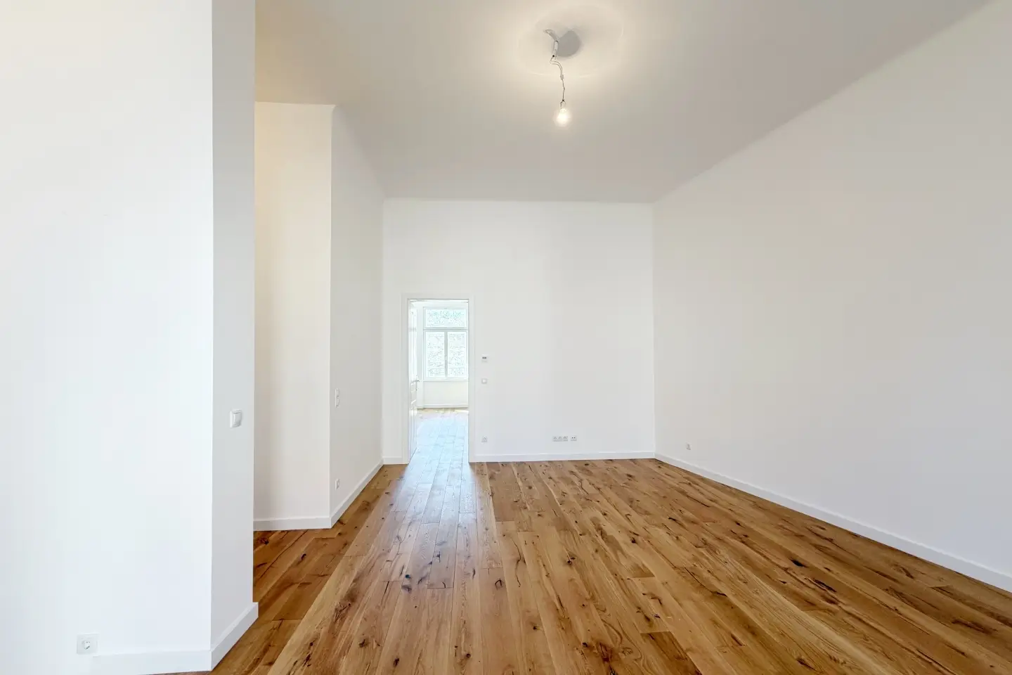 Elegant ground floor apartment on the pedestrian zone with high ceilings