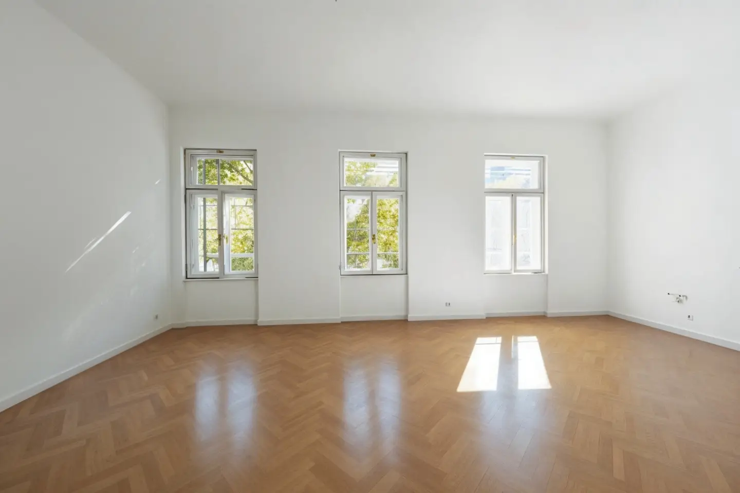 Altbauwohnung mit über vier Metern Raumhöhe an der Fußgängerzone
