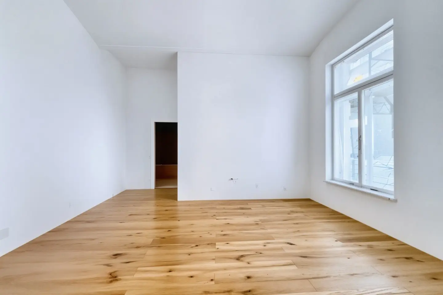 Altbauwohnung mit über vier Metern Raumhöhe an der Fußgängerzone