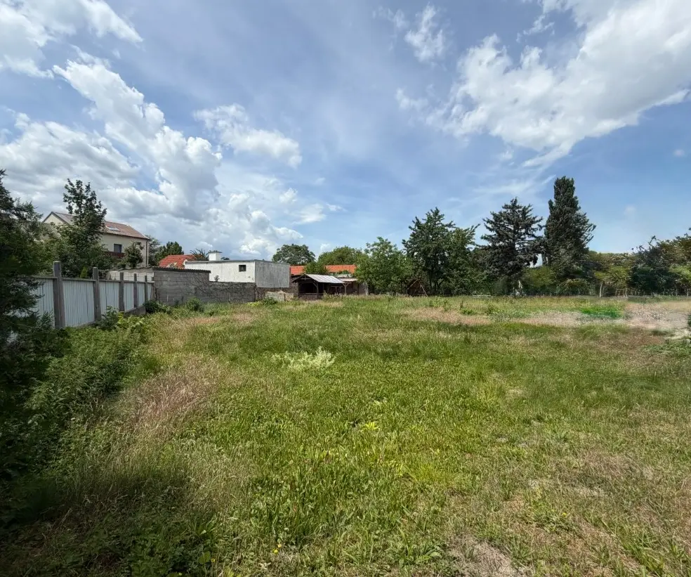 Apartment with large garden and development potential