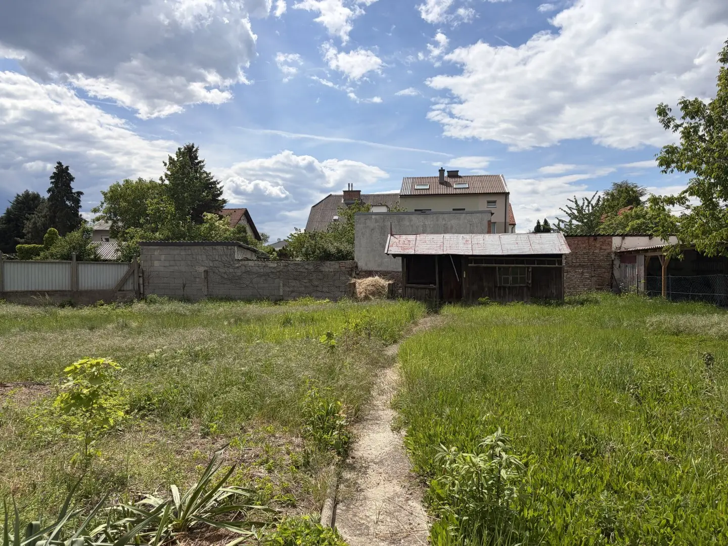Apartment with large garden and development potential