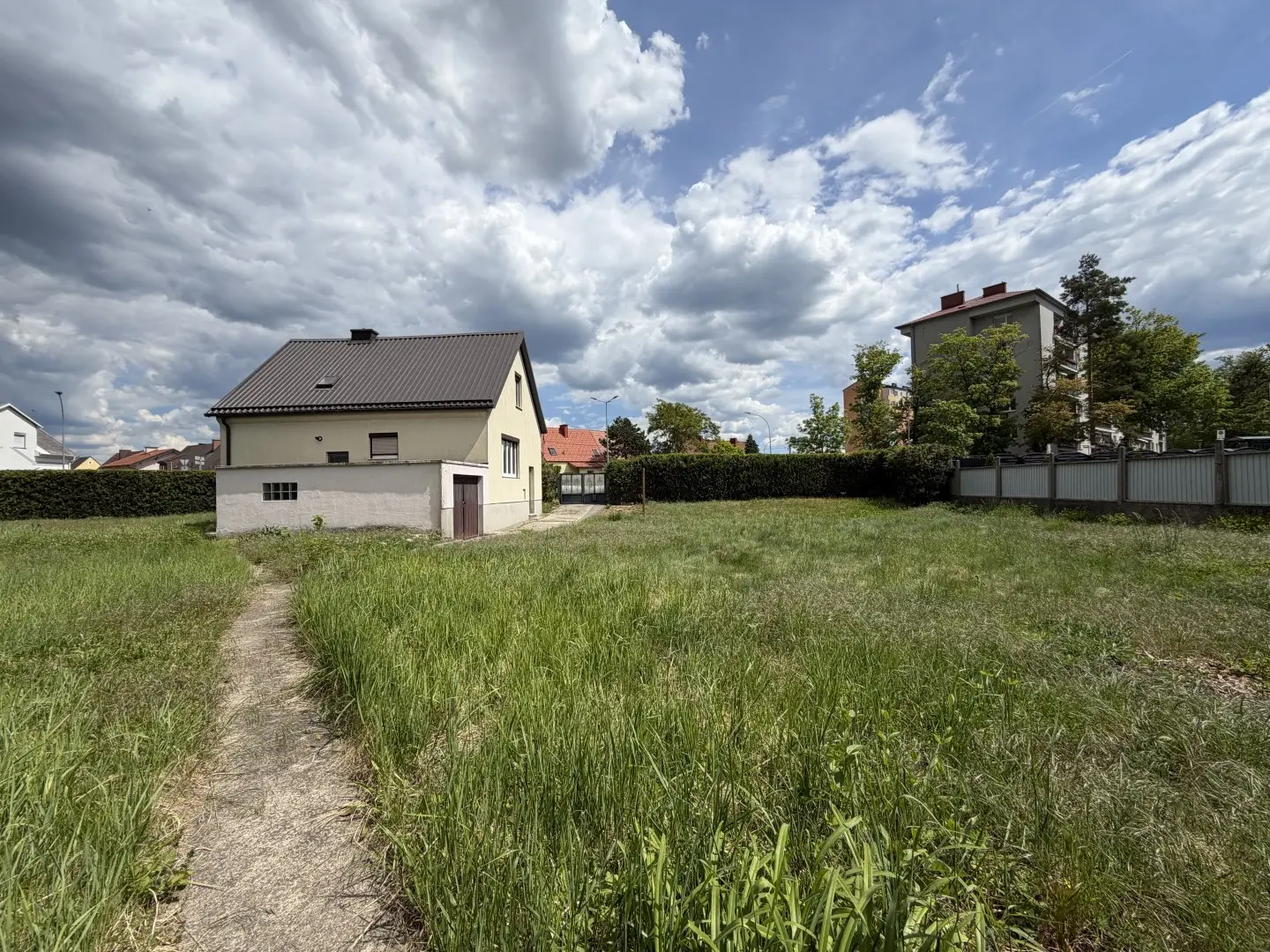 Apartment with large garden and development potential