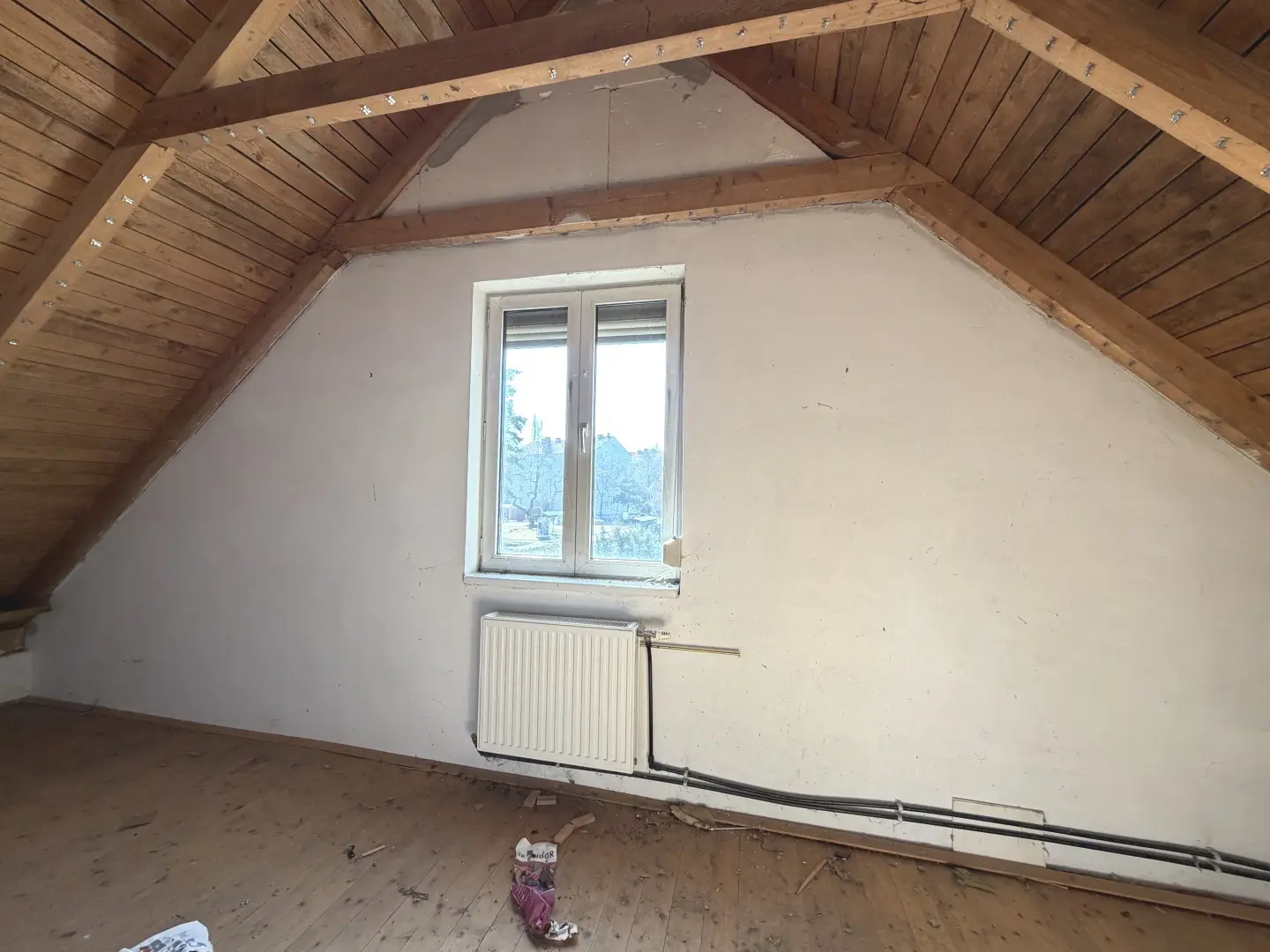 Family apartment in need of renovation with large garden