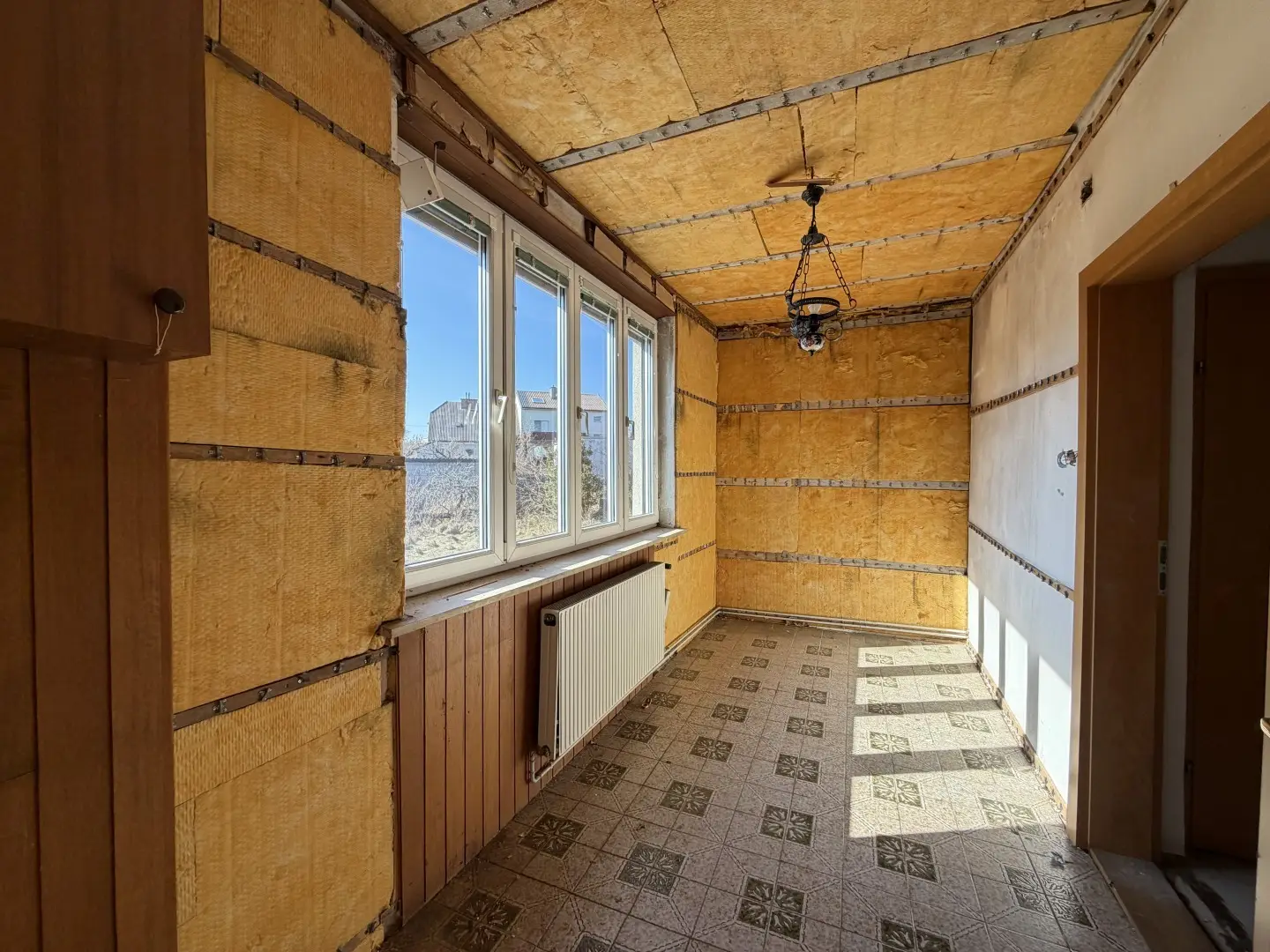 Family apartment in need of renovation with large garden