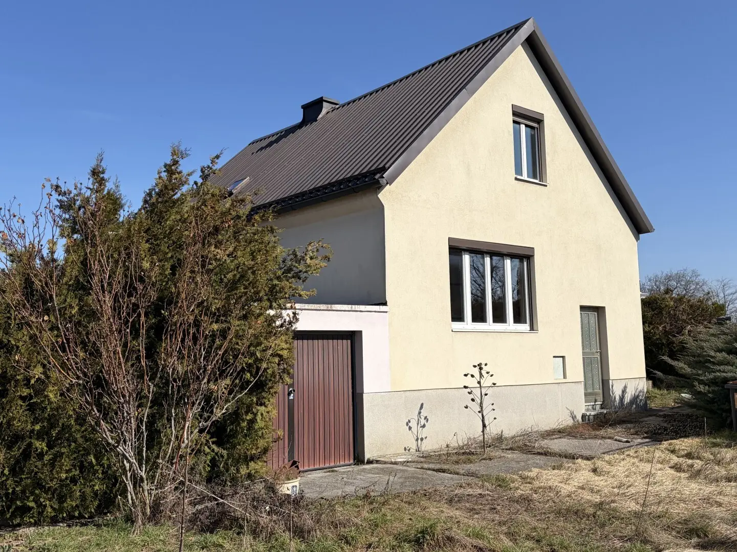Family apartment in need of renovation with large garden