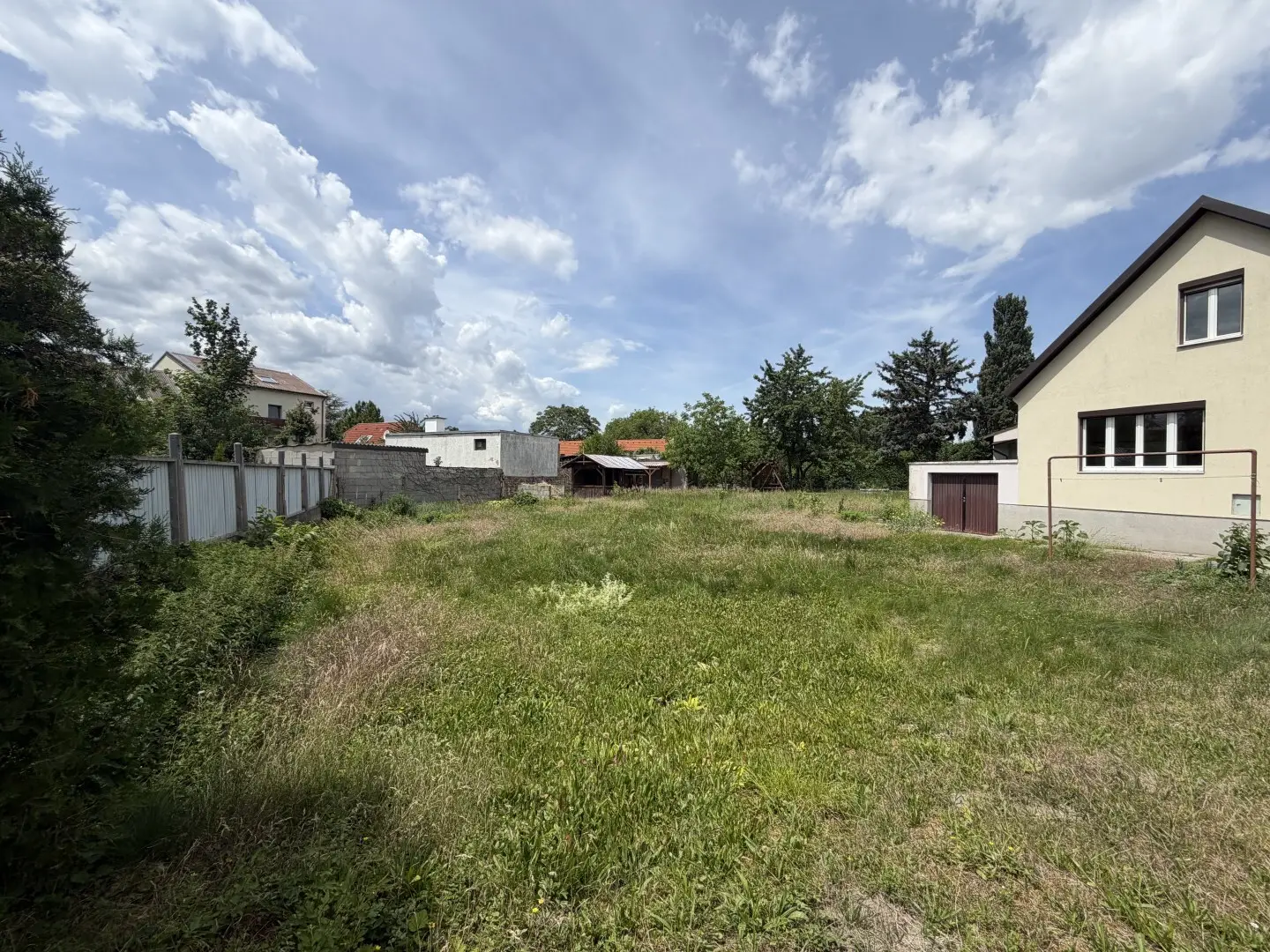 Family apartment in need of renovation with large garden