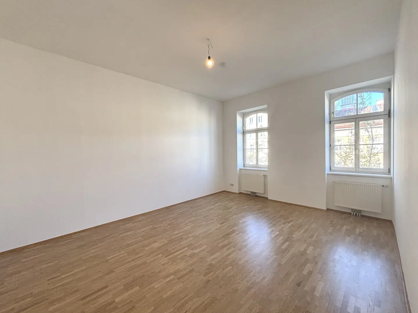 1160! Renovated 4-room apartment near U3 Station Ottakring from November 26!