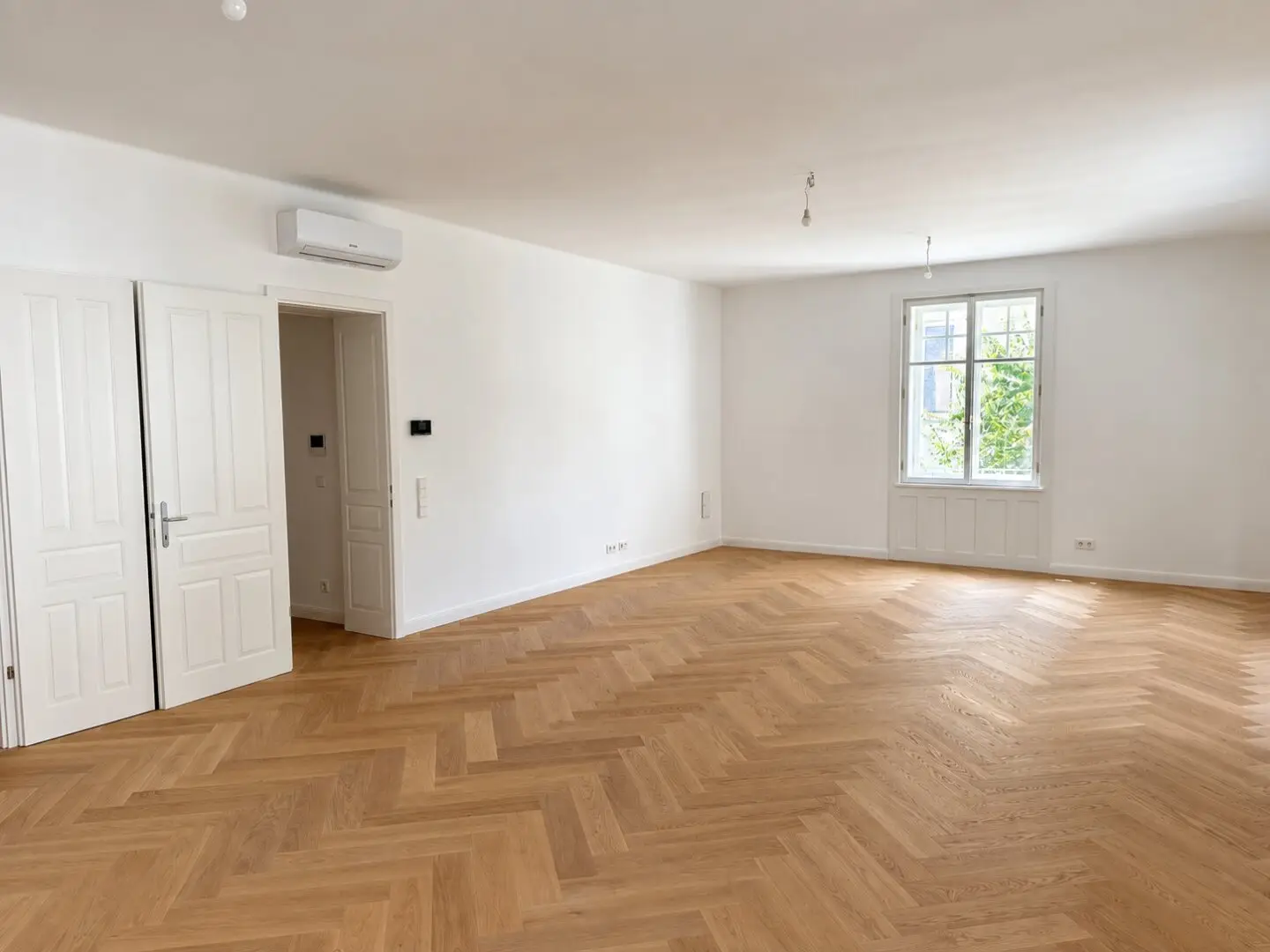 Air-conditioned period apartment with 6 rooms, balcony &amp; loggia – near Schloss Schönbrunn