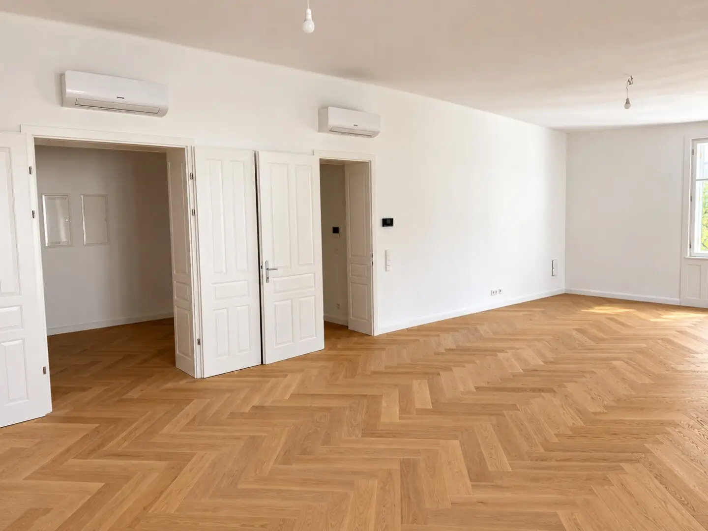 Air-conditioned period apartment with 6 rooms, balcony &amp; loggia – near Schloss Schönbrunn