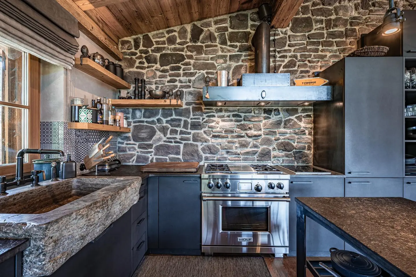 Apartment in peaceful alpine setting with mountain views