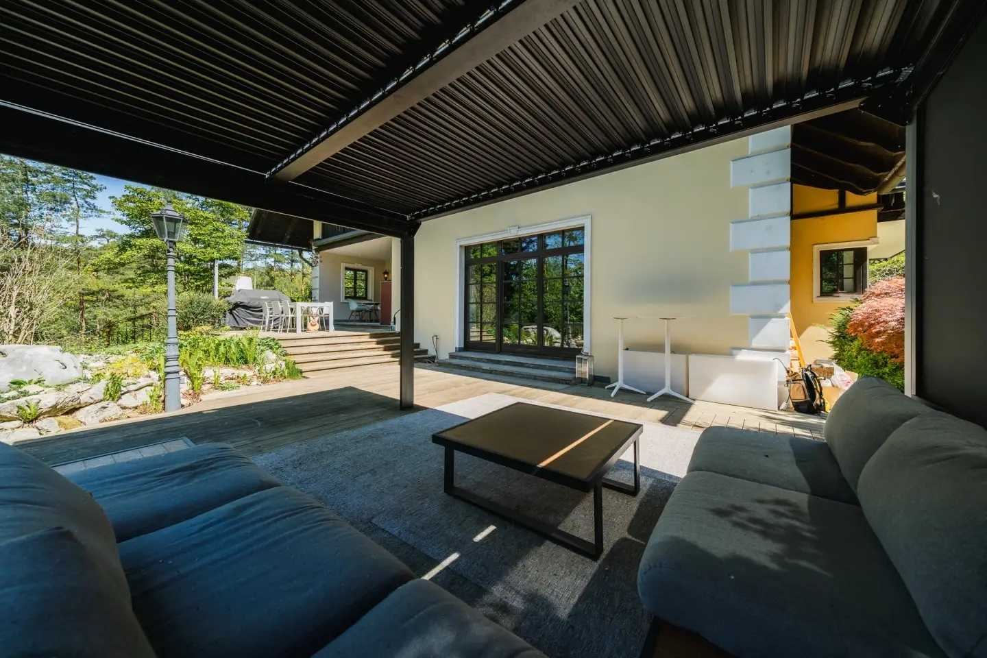 Modernisiertes Landhaus mit Pool und Garten Familienwohnung