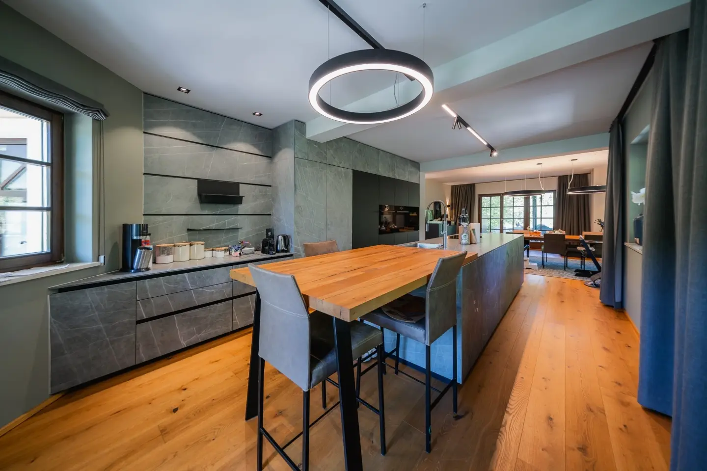 Modernised country house with pool and garden Familienwohnung