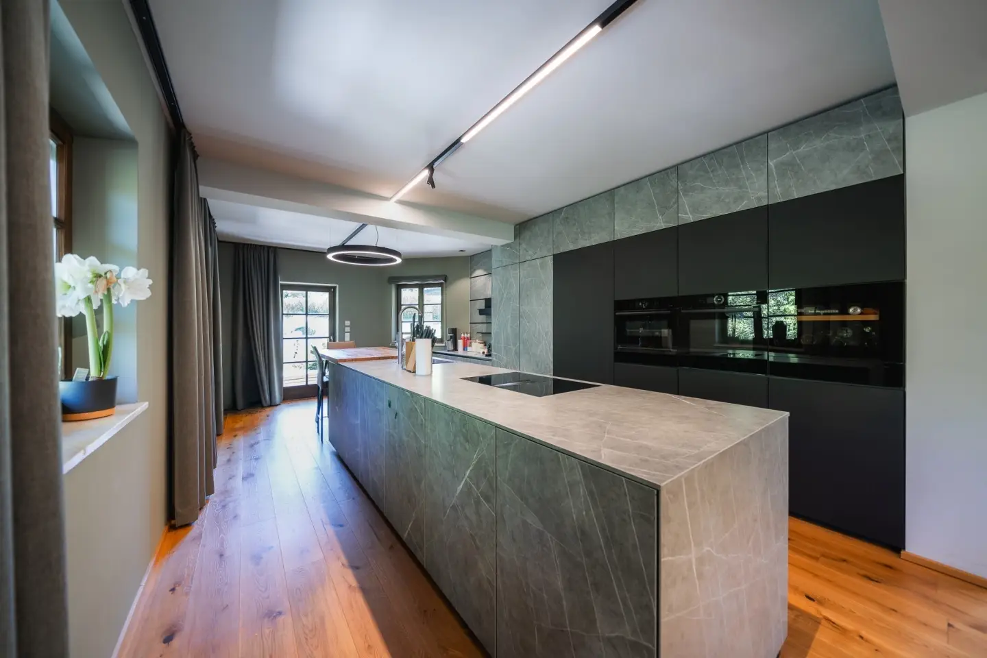 Modernisiertes Landhaus mit Pool und Garten Familienwohnung