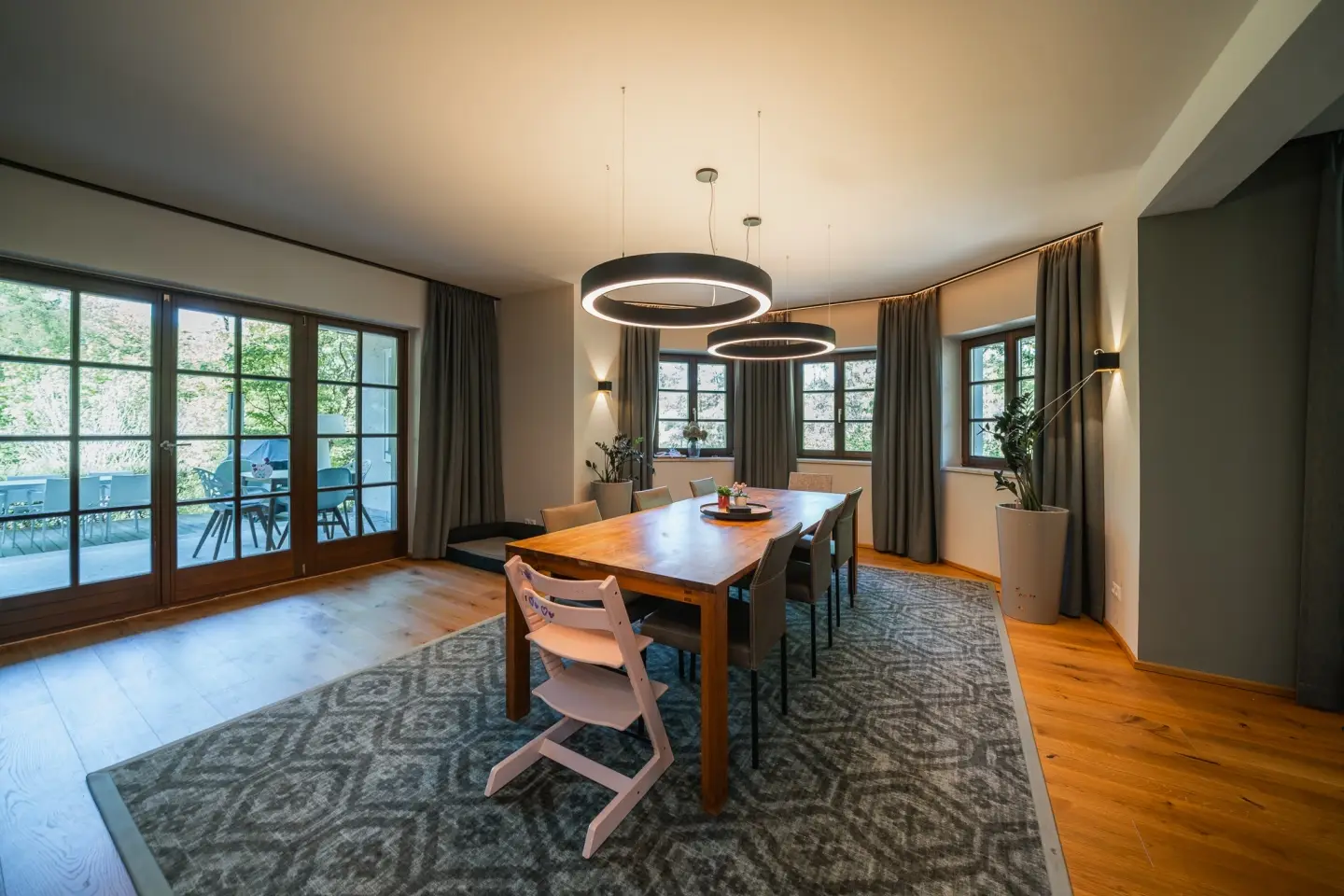 Modernisiertes Landhaus mit Pool und Garten Familienwohnung
