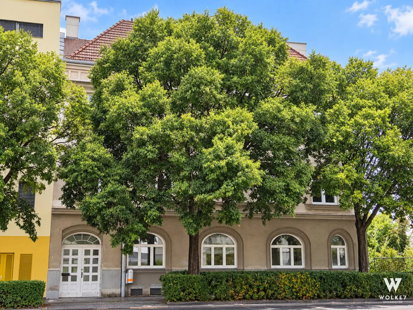 Residential investment building in Floridsdorf | Vacant | approx. 443 m2 usable area | 5 residential units | Plot approx. 484 m2 | Shell attic with development potential | Garden