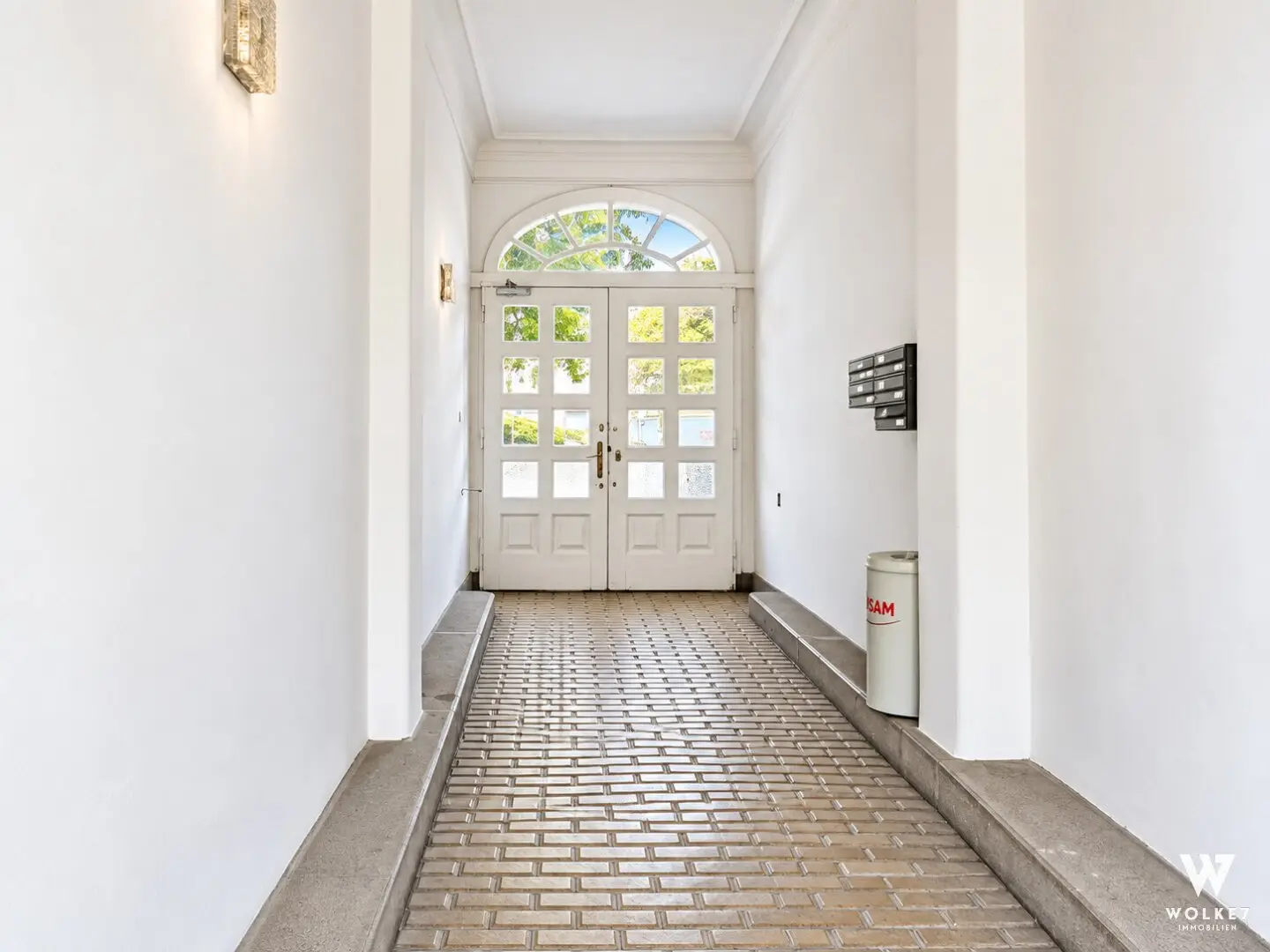Residential investment building in Floridsdorf | Vacant | approx. 443 m2 usable area | 5 residential units | Plot approx. 484 m2 | Shell attic with development potential | Garden